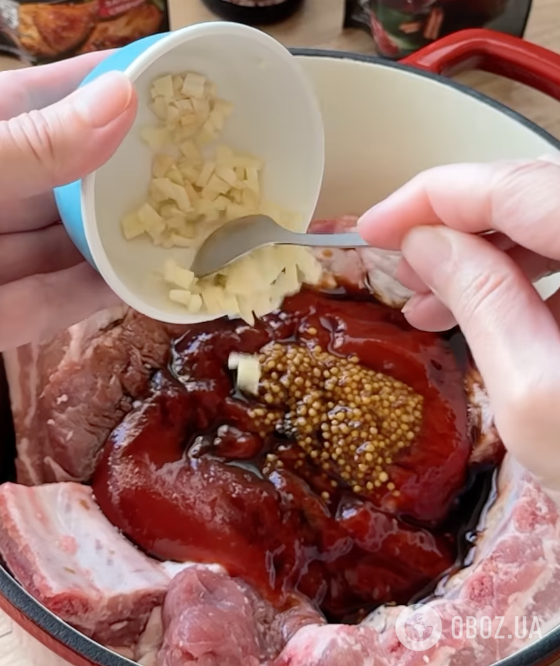 Як смачно запекти свинячі реберця, щоб були соковитими та м'якими: ділимося рецептом