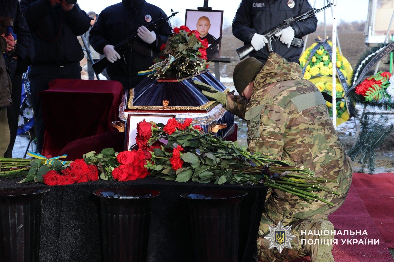 Йому назавжди буде 36: на Дніпропетровщині попрощалися з поліцейським, який загинув на фронті. Фото і відео
