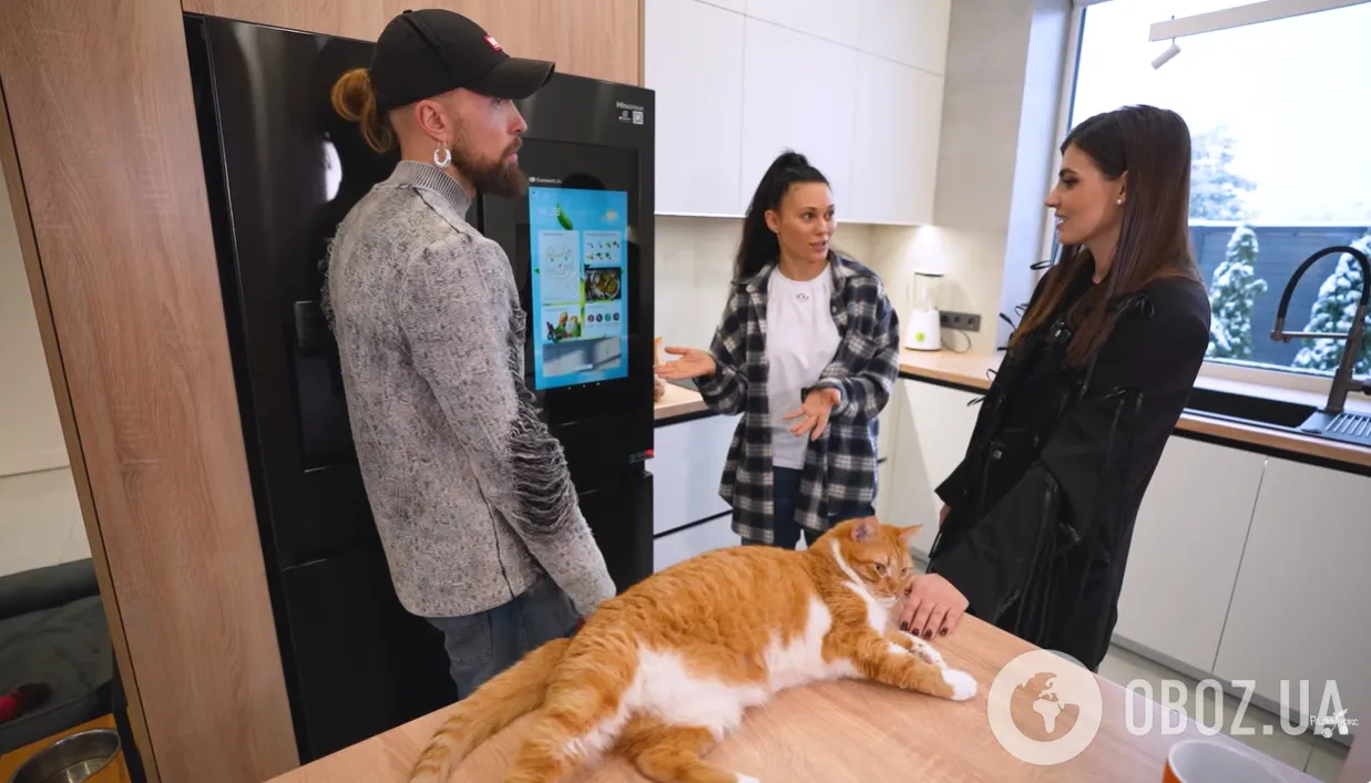 Люстра за 70 тисяч і диван-рятівник від болю в спині: актор Суровцев розкрив таємниці свого будинку, в якому живуть 6 котів і собака