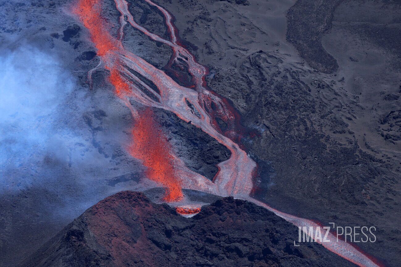 В Индийском океане внезапно началось извержение вулкана: туристы в панике убегали с вершины. Видео