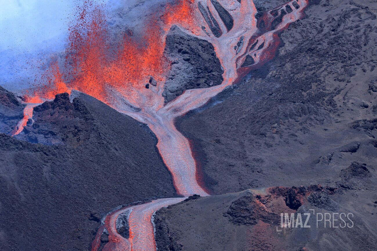 В Индийском океане внезапно началось извержение вулкана: туристы в панике убегали с вершины. Видео