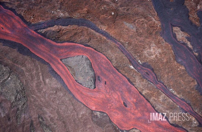 В Индийском океане внезапно началось извержение вулкана: туристы в панике убегали с вершины. Видео