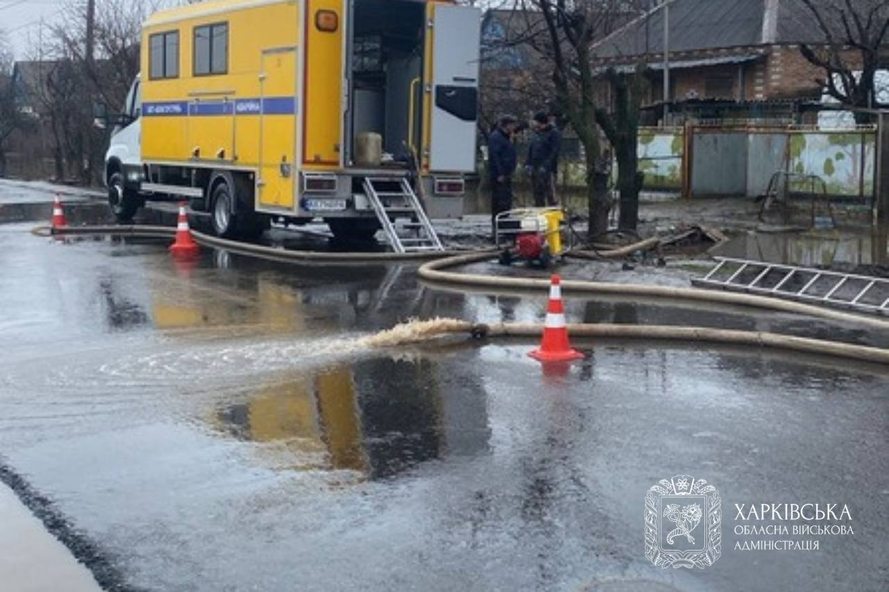 "Плавають" цілі села: на Харківщині потепління спричинило підтоплення у трьох районах. Фото
