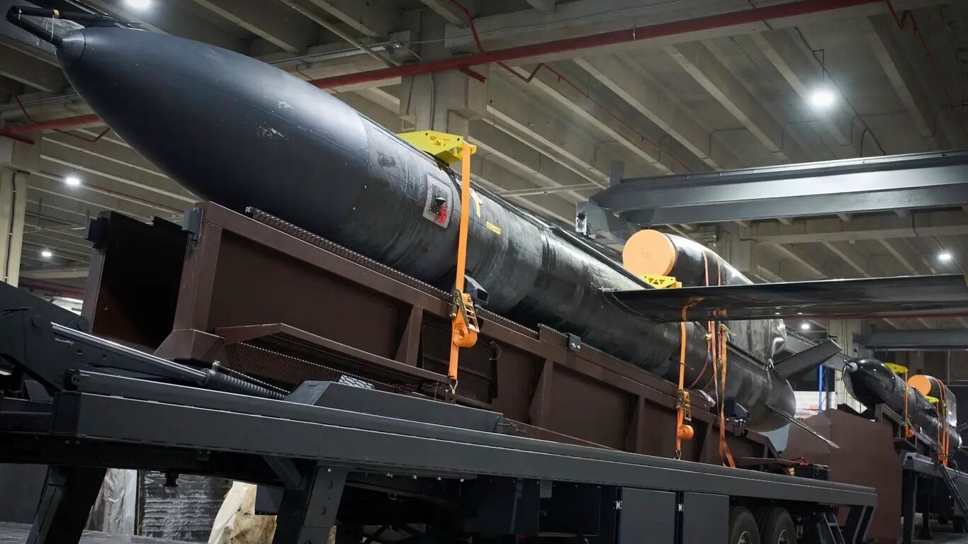 "Кілька днів тому завдали удару по місцю базування "Орєшніка": Зеленський розповів про ситуацію з ракетами "Фламінго"