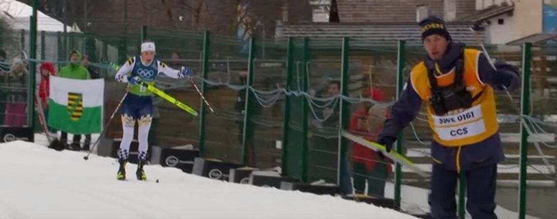 У гонці ОІ-2026 шведська лижниця зробила кульбіт головою в сніг, взяла лижу під пахву і побігла далі на одній нозі. Відео