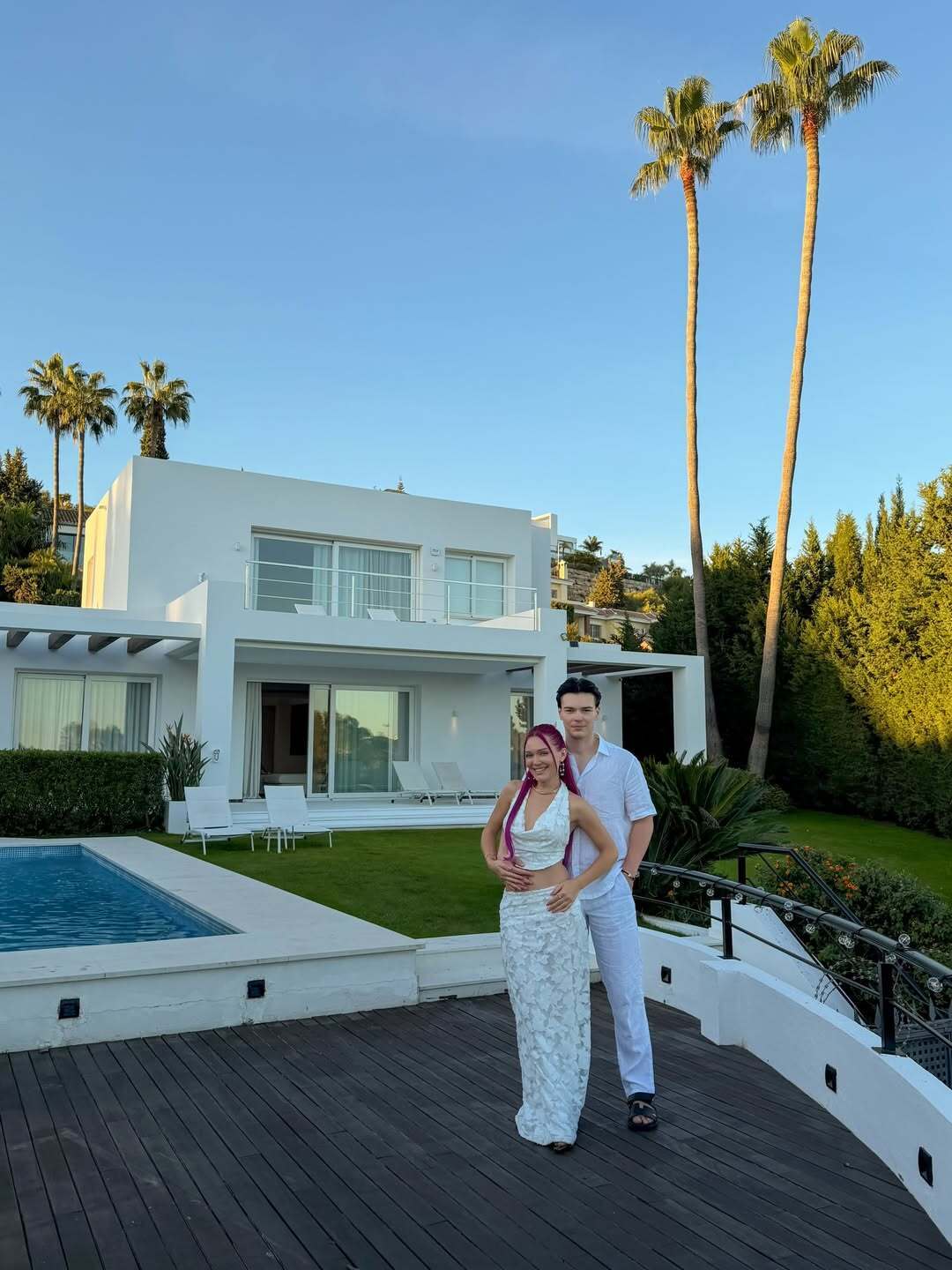 "Пока мы распаковывали посылки, кто-то выносил наши вещи": в Испании ограбили виллу самого популярного украинского блогера на 2 миллиона гривен