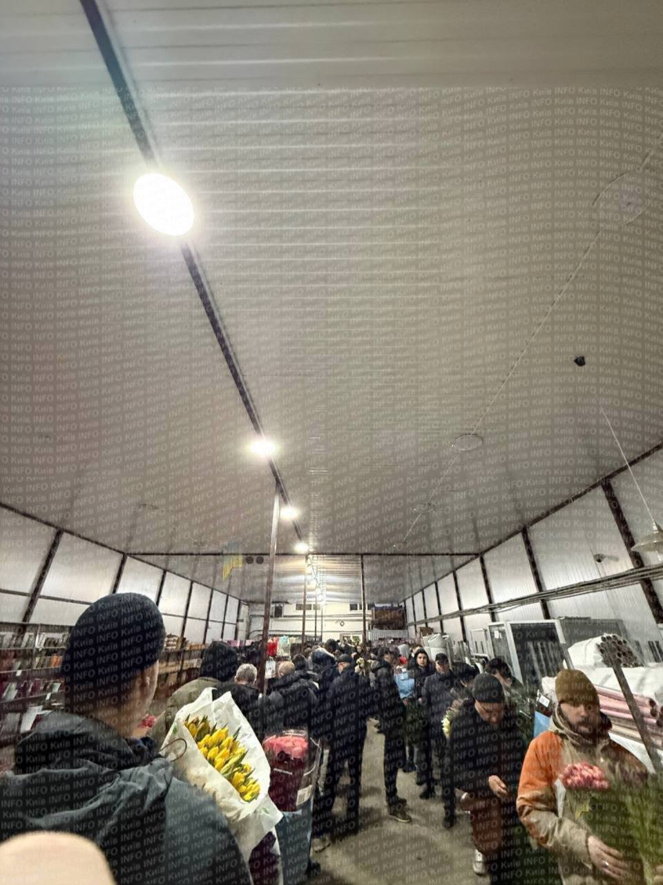 Дешевше на лівому березі: скільки в Києві коштують квіти у День закоханих