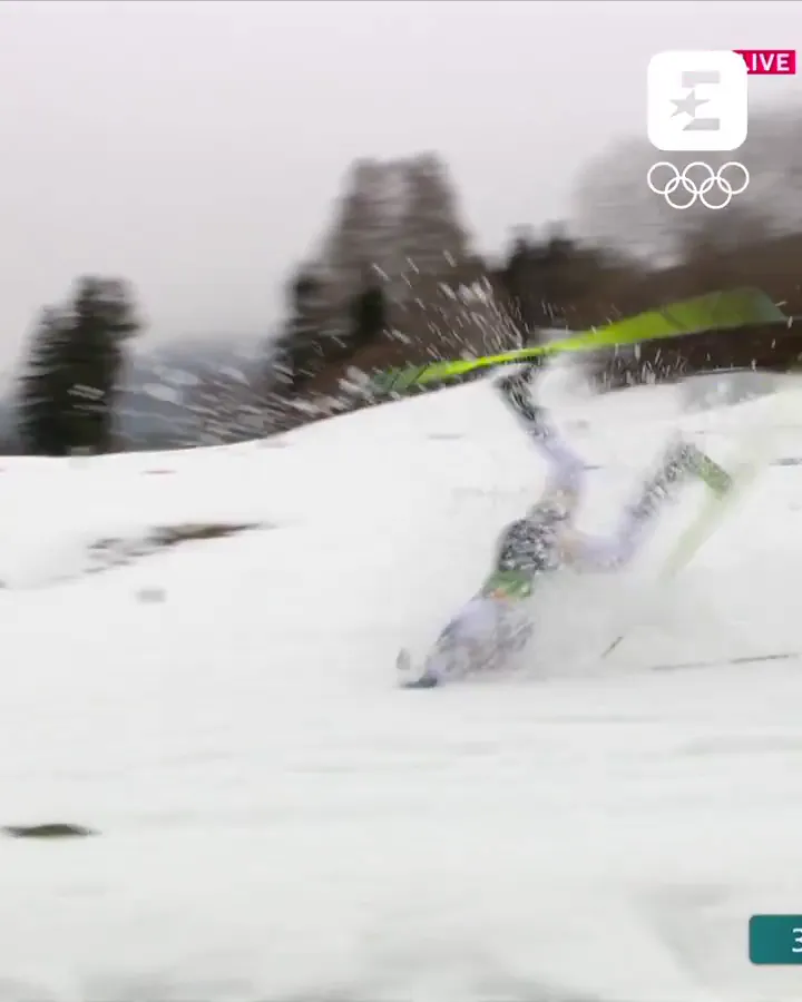 У гонці ОІ-2026 шведська лижниця зробила кульбіт головою в сніг, взяла лижу під пахву і побігла далі на одній нозі. Відео