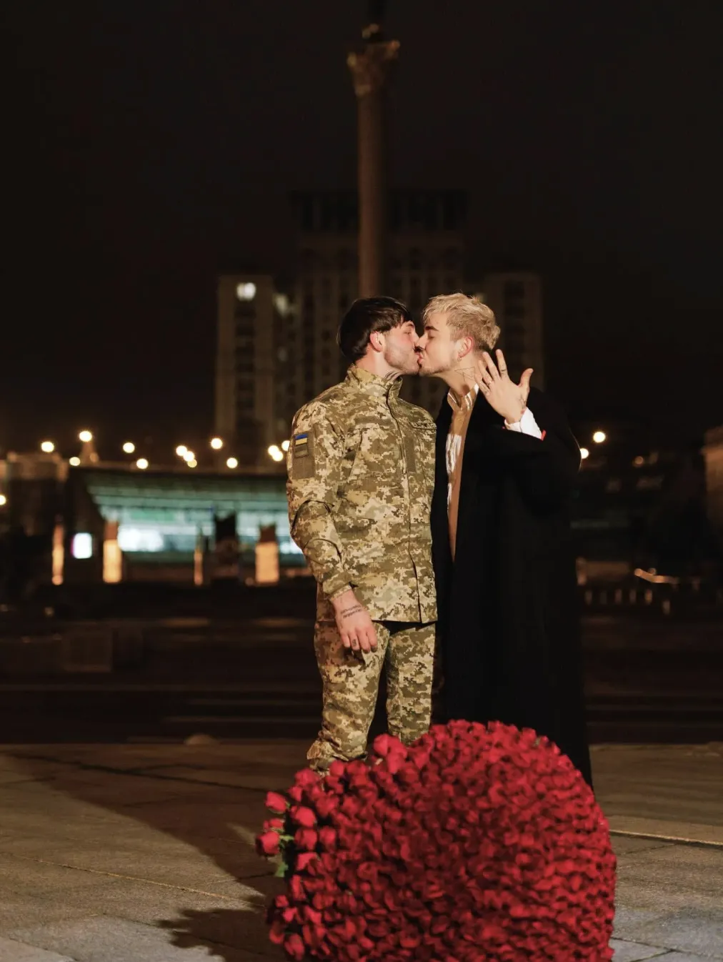 "З днем Святого Валентина усіх!" Співак MELOVIN оголосив про розрив із своїм нареченим-військовослужбовцем Петром. Фото