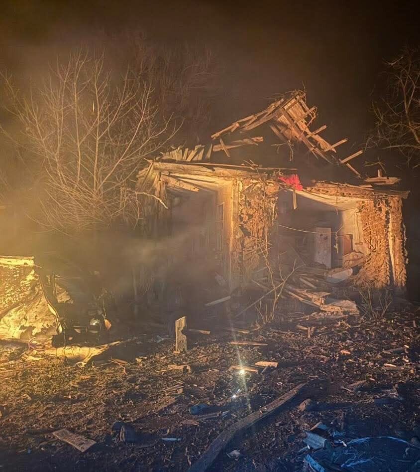 Ворог атакував Словʼянськ дронами: пошкоджені десятки будинків, поранені мати з сином. Фото