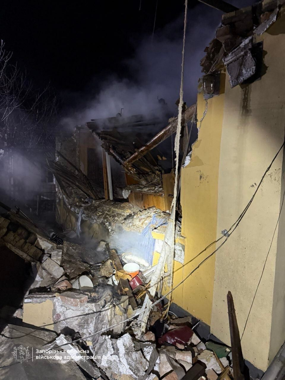 Війська рф вдарили по Запоріжжю: троє людей поранені, спалахнула пожежа. Фото