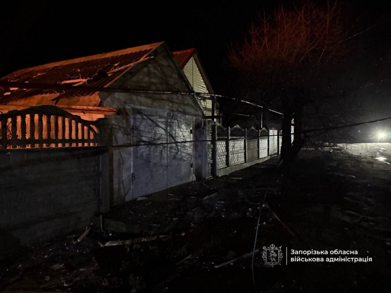 Війська рф вдарили по Запоріжжю: троє людей поранені, спалахнула пожежа. Фото