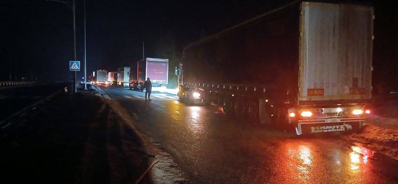 Київ та область засипає снігом: обмежено рух вантажівок, водіїв попередили про небезпеку. Фото і відео