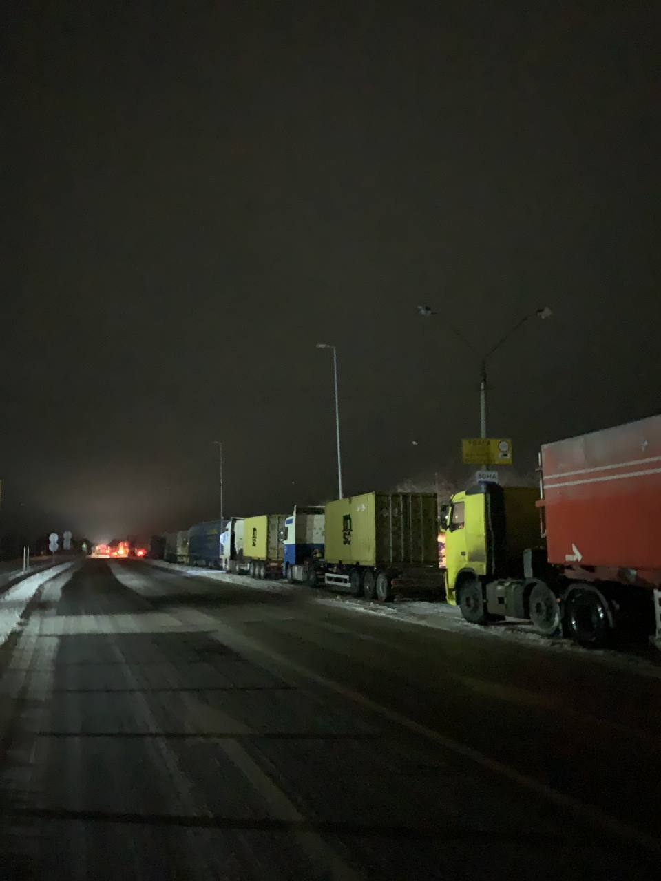 Київ та область засипає снігом: обмежено рух вантажівок, водіїв попередили про небезпеку. Фото і відео