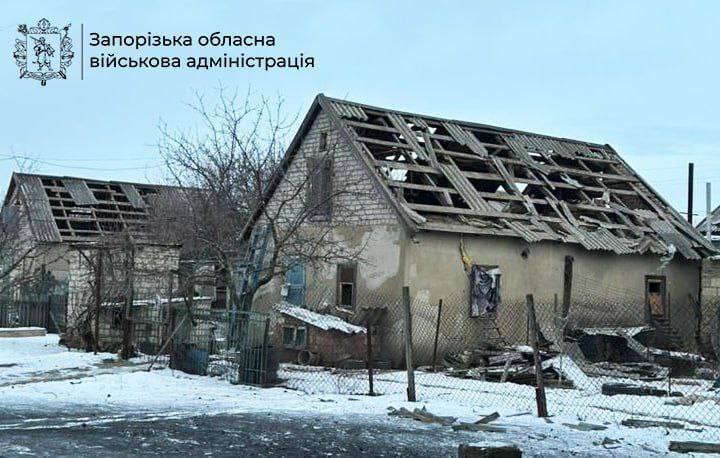 Війська РФ вдарили по Запоріжжю: троє людей поранені, спалахнула пожежа. Фото