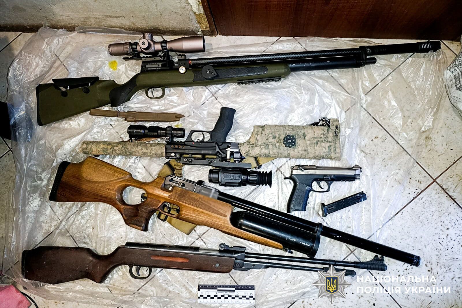 Викрав авто та стріляв у поліцейських: на Рівненщині затримали дезертира. Фото і відео