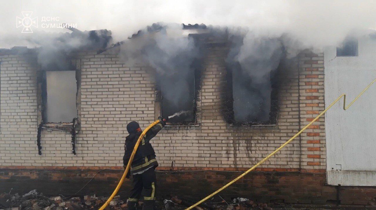 На Сумщині ворожий дрон влучив у будинок, постраждала людина. Фото