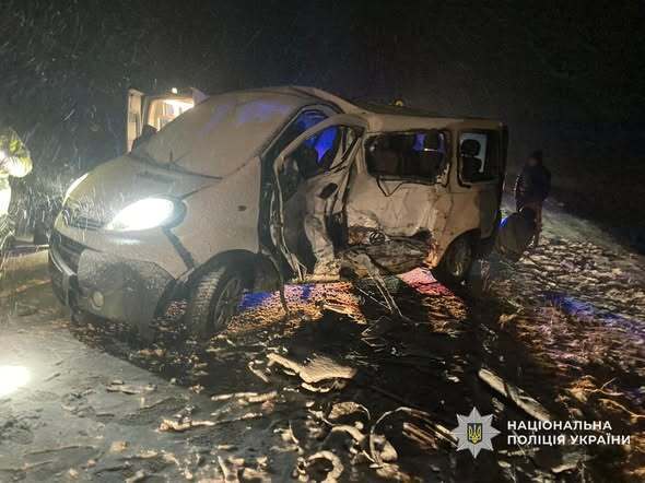 На Чернігівщині сталась ДТП за участю автівки і мікроавтобуса: восьмеро постраждалих. Фото