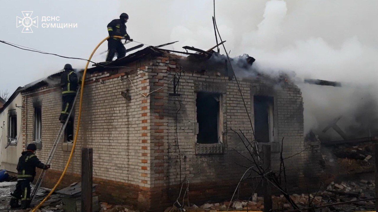 На Сумщині ворожий дрон влучив у будинок, постраждала людина. Фото