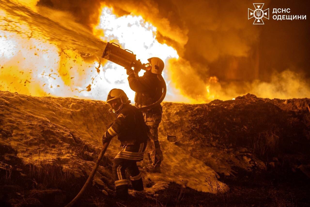 В Одесі ворожі БПЛА пошкодили залізницю, загорілася цистерна з паливом: фото з місць влучань
