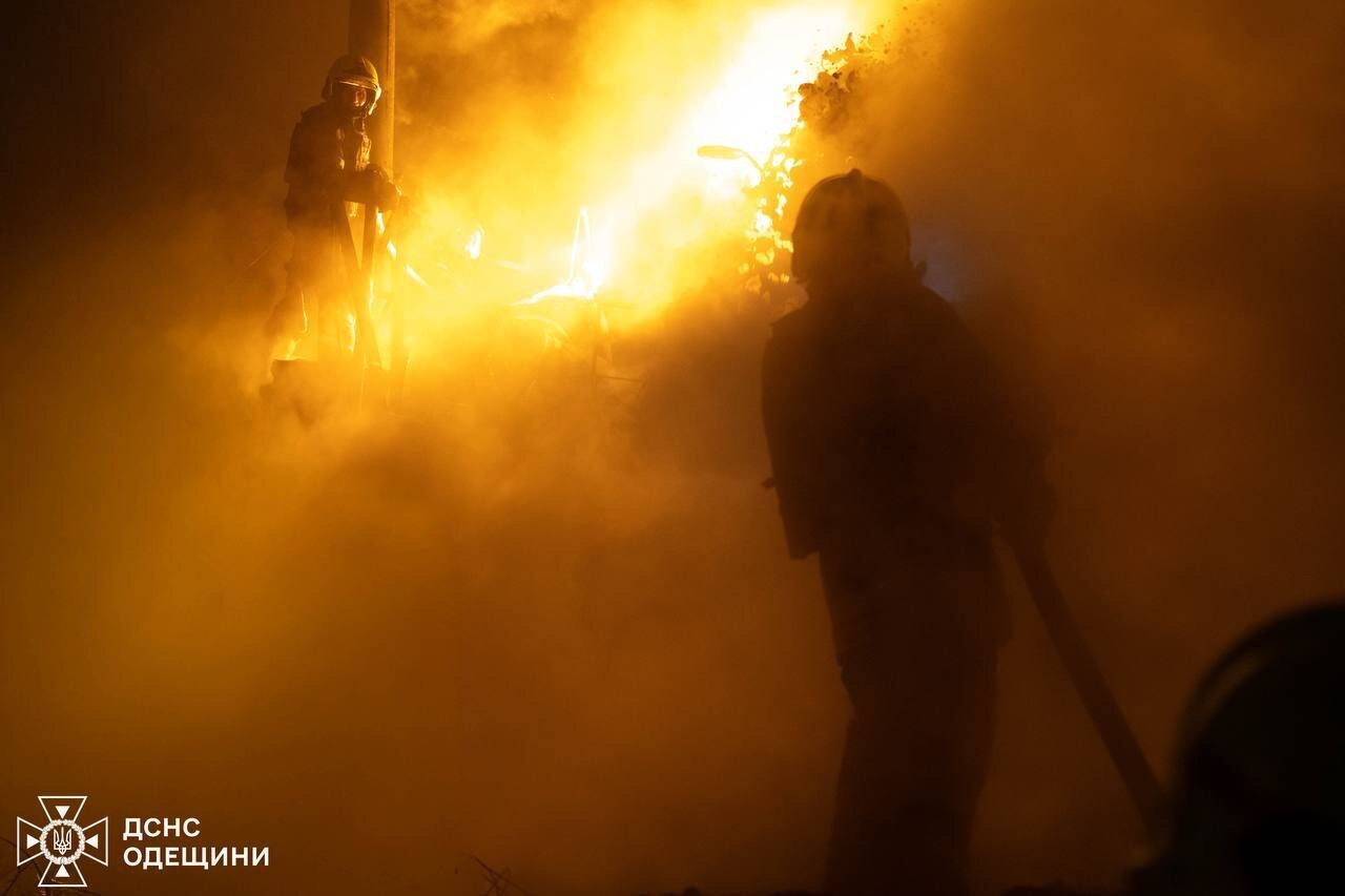 В Одесі ворожі БПЛА пошкодили залізницю, загорілася цистерна з паливом: фото з місць влучань