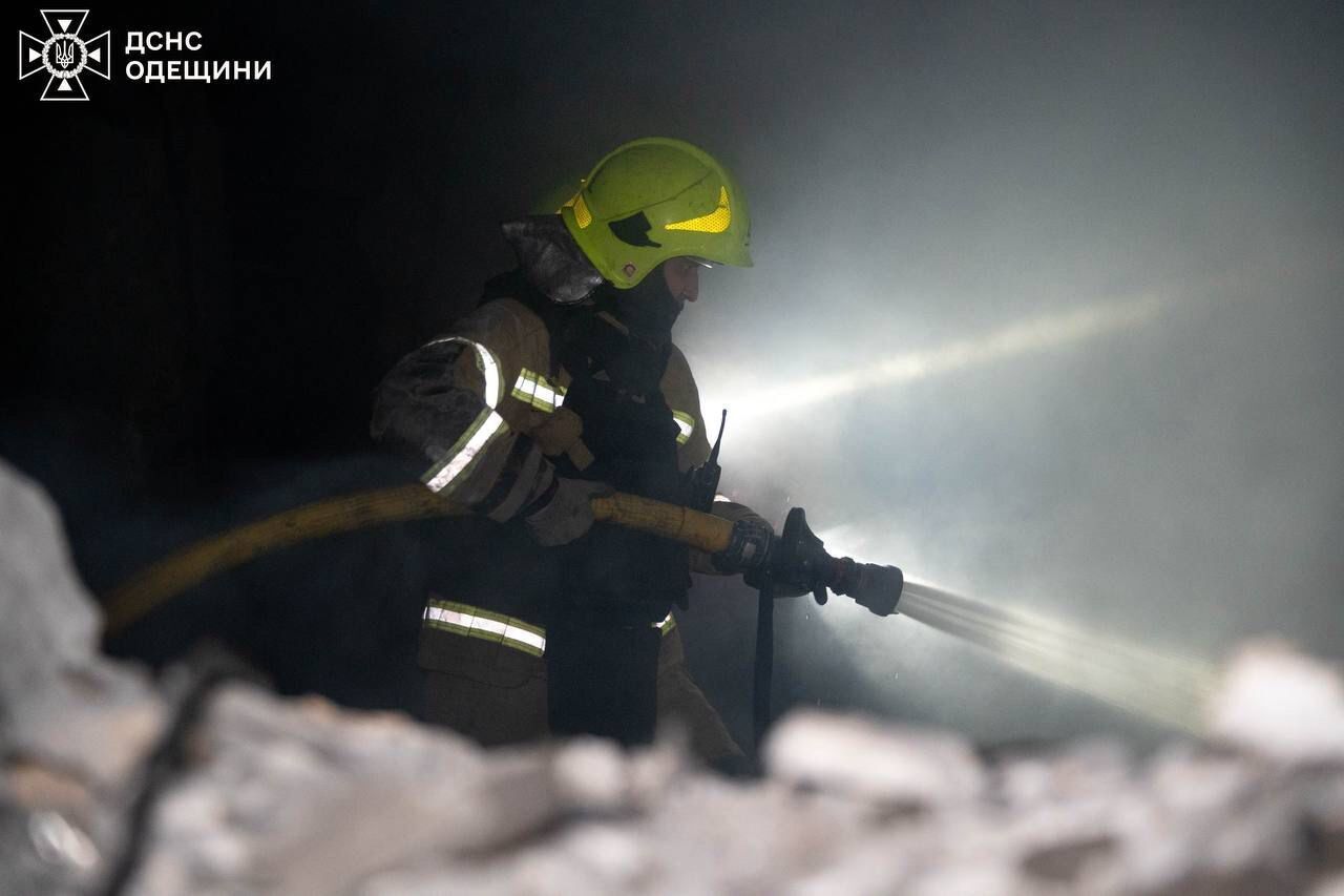 В Одесі ворожі БПЛА пошкодили залізницю, загорілася цистерна з паливом: фото з місць влучань