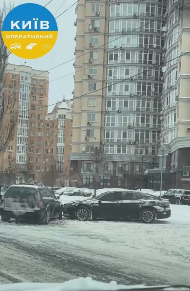 Снігопад зупинив Київ: зафіксовано близько 100 ДТП та багатокілометрові затори. Подробиці, фото та відео