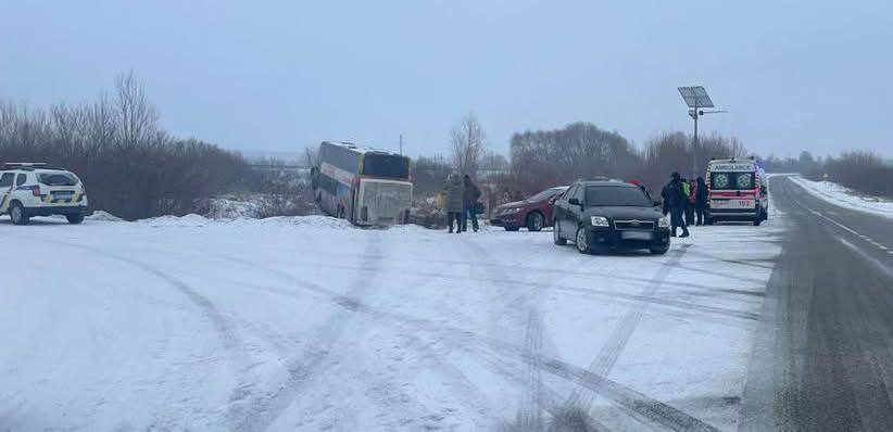 Автобус слетел с дороги: на Львовщине в ДТП пострадали три человека. Фото