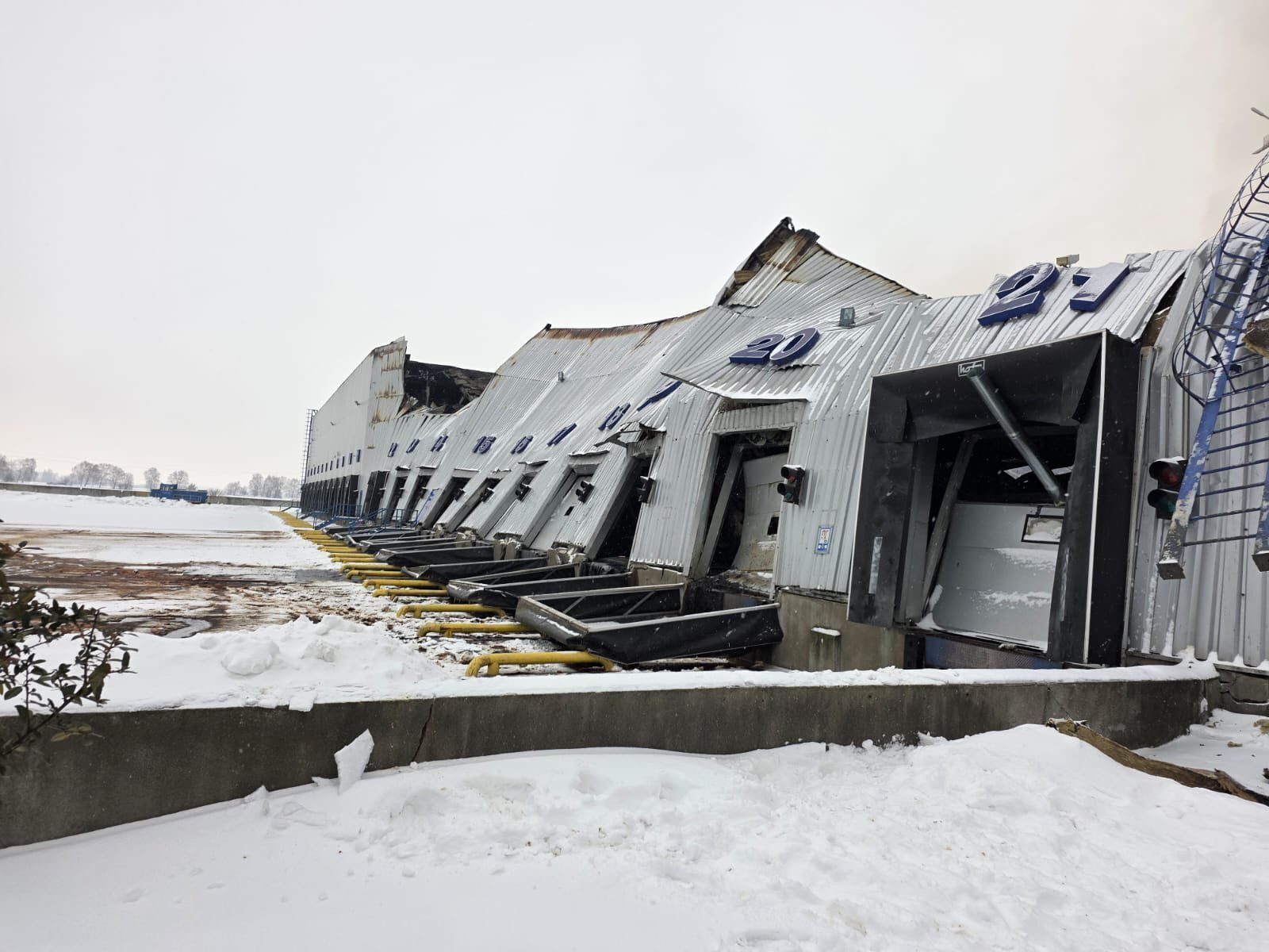 Гасили понад вісім діб: нові фото розкрили масштаб пожежі у логістичному центрі Roshen під Яготином після атаки РФ