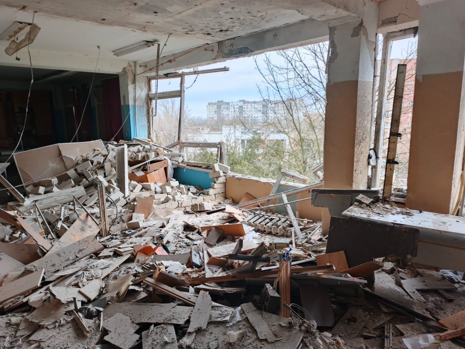 Оккупанты снова атаковали главный корпус Херсонского госуниверситета: изуродованы аудитории. Фото