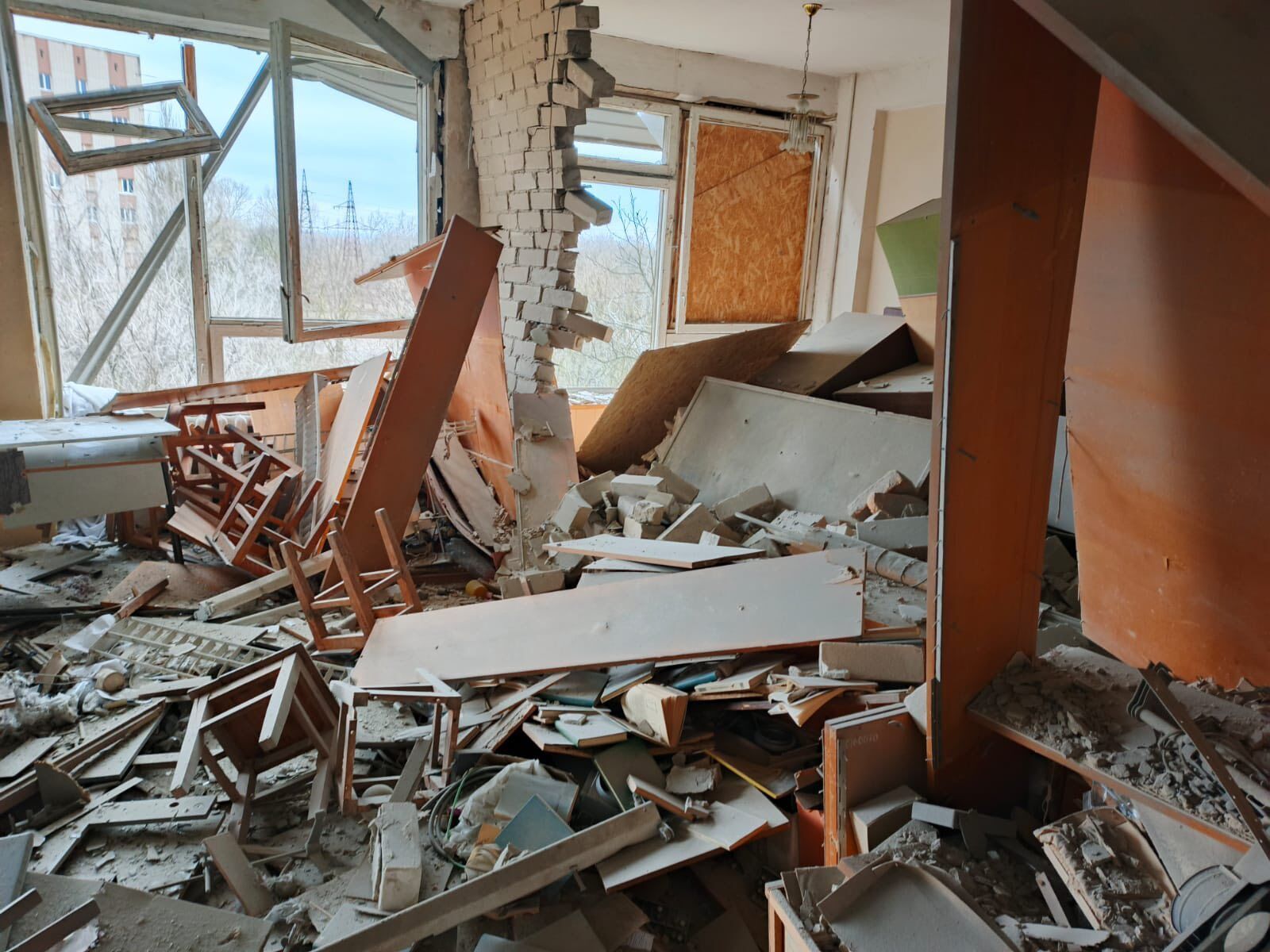 Оккупанты снова атаковали главный корпус Херсонского госуниверситета: изуродованы аудитории. Фото