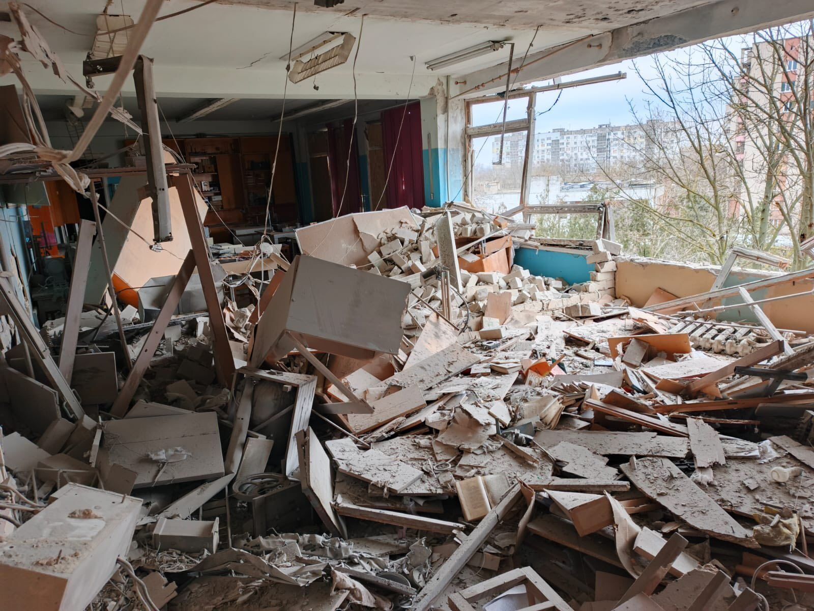 Оккупанты снова атаковали главный корпус Херсонского госуниверситета: изуродованы аудитории. Фото