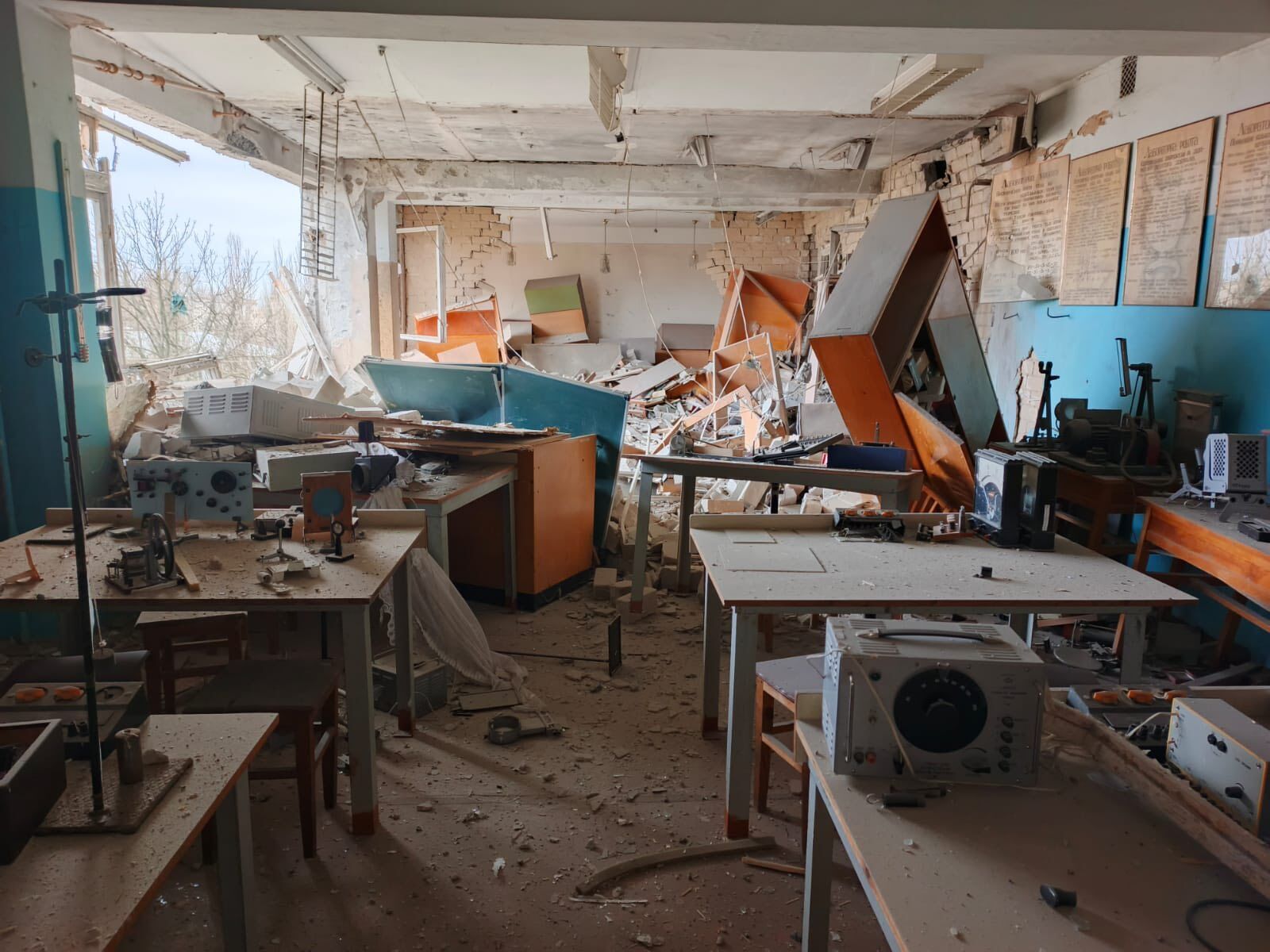 Оккупанты снова атаковали главный корпус Херсонского госуниверситета: изуродованы аудитории. Фото