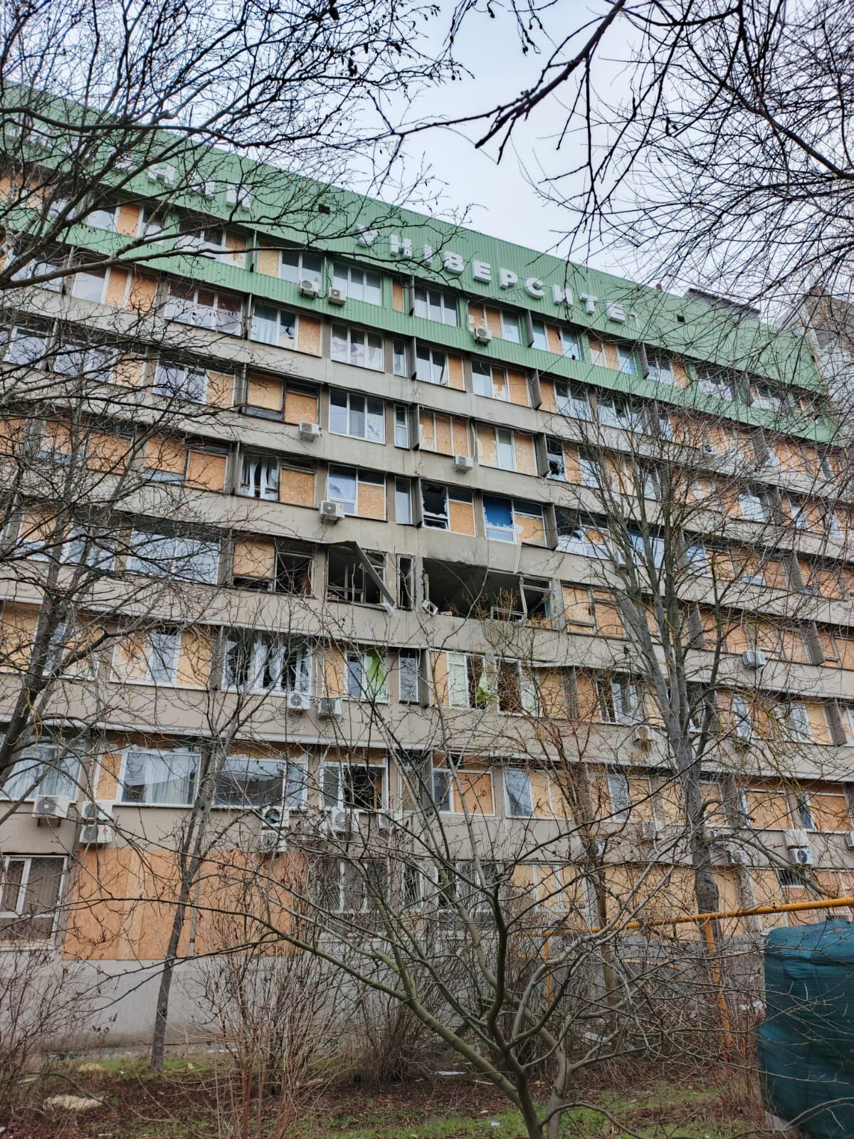 Оккупанты снова атаковали главный корпус Херсонского госуниверситета: изуродованы аудитории. Фото