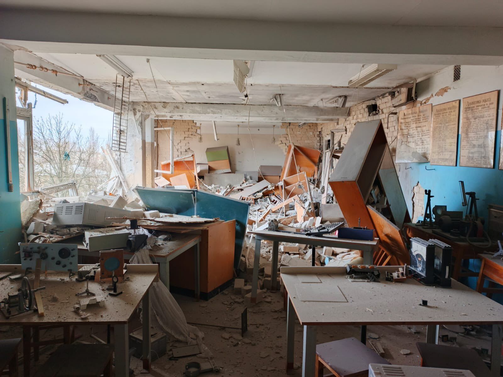 Оккупанты снова атаковали главный корпус Херсонского госуниверситета: изуродованы аудитории. Фото