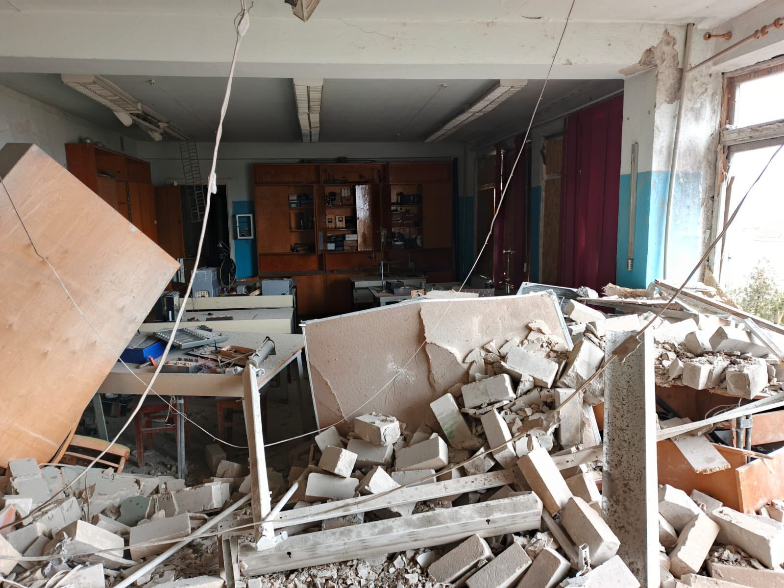 Оккупанты снова атаковали главный корпус Херсонского госуниверситета: изуродованы аудитории. Фото