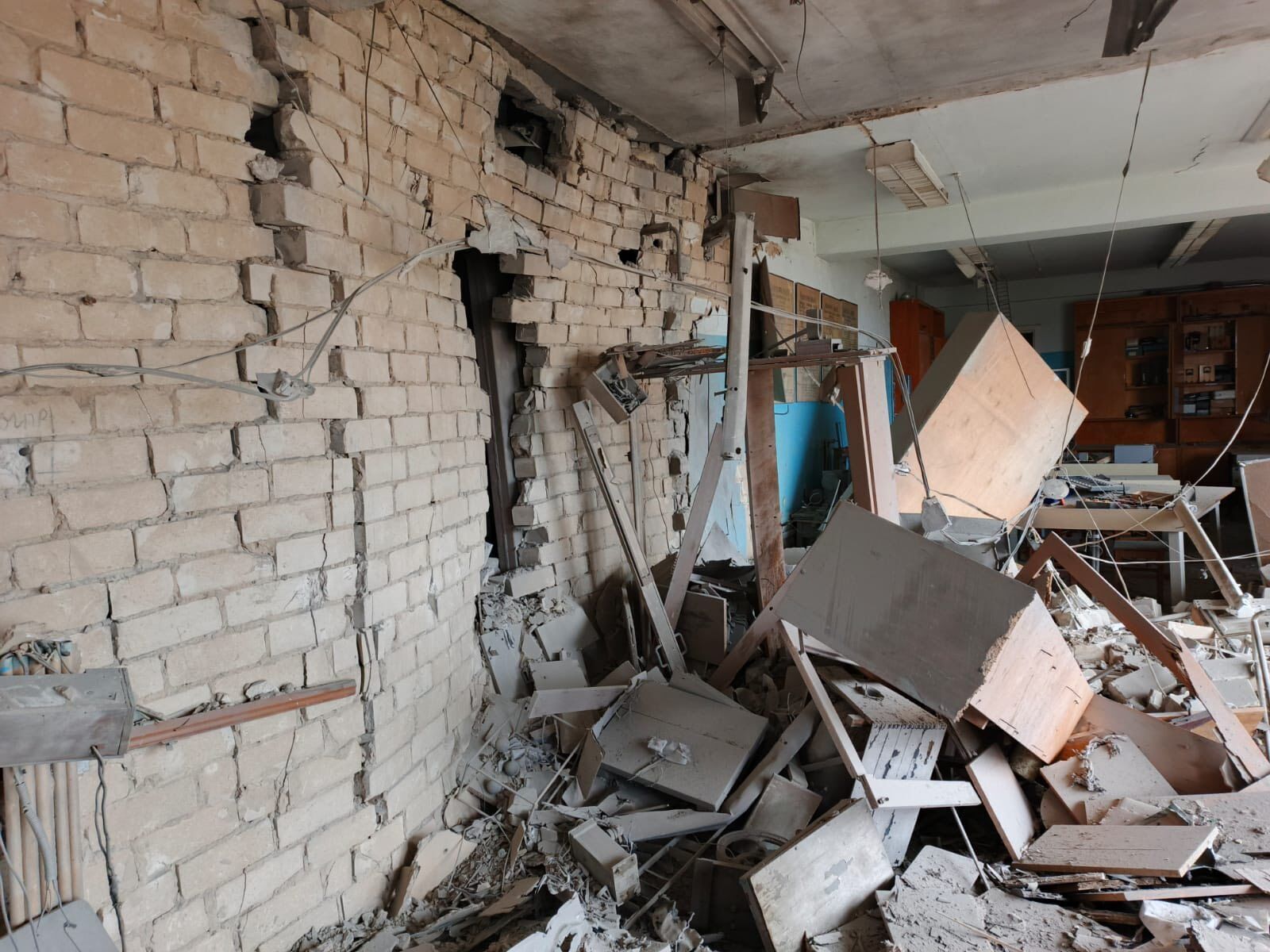 Оккупанты снова атаковали главный корпус Херсонского госуниверситета: изуродованы аудитории. Фото