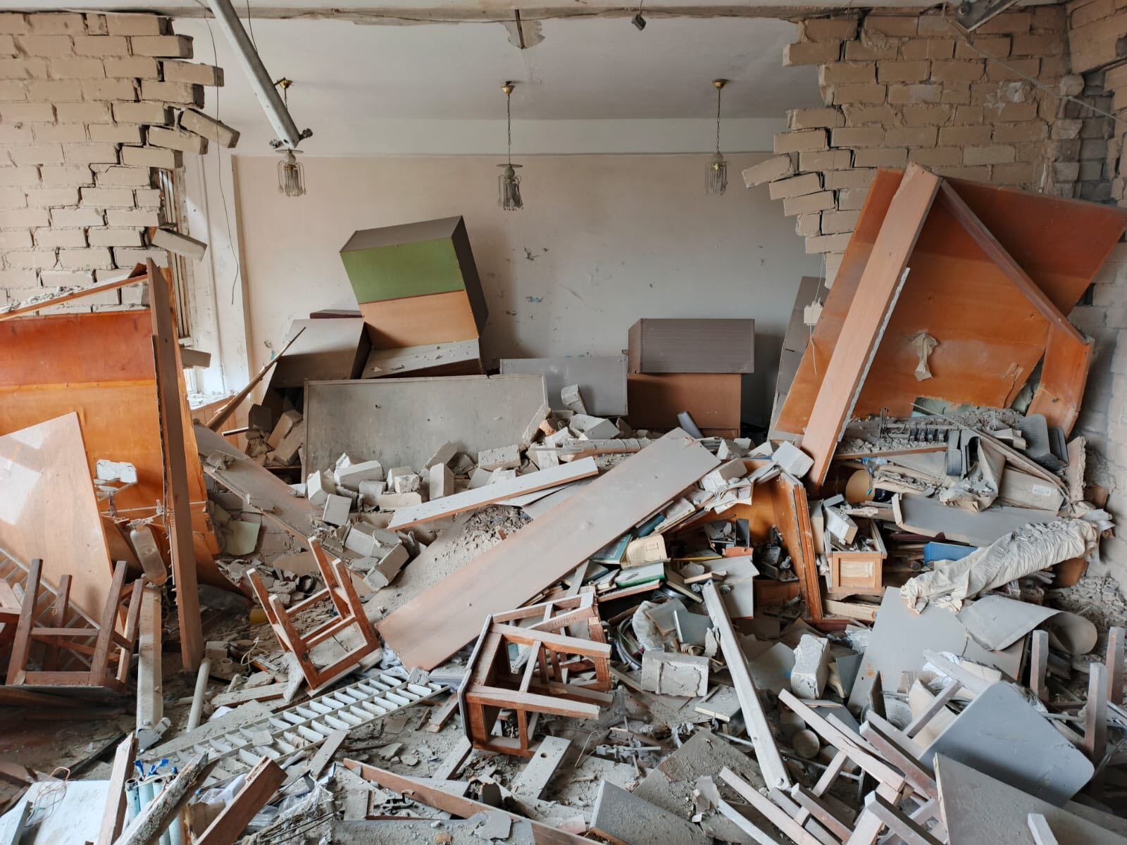 Оккупанты снова атаковали главный корпус Херсонского госуниверситета: изуродованы аудитории. Фото