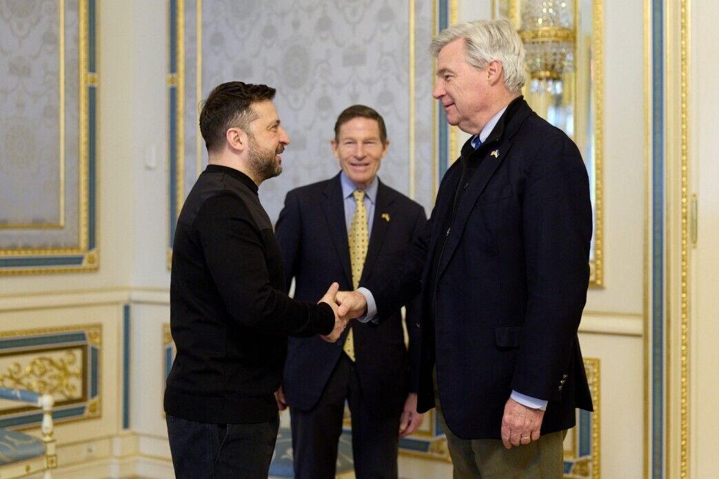 "Ми не бачимо інших інструментів впливу на Москву, окрім тиску": Зеленський зустрівся з американськими сенаторами. Відео