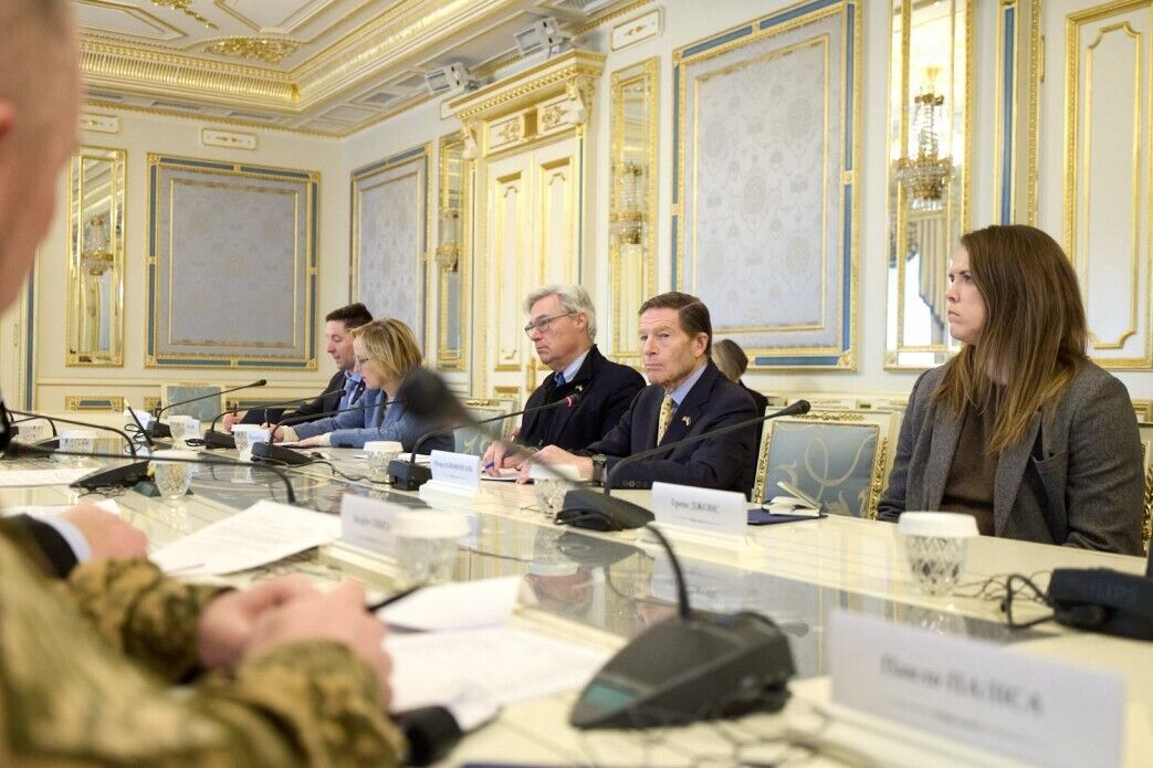 "Ми не бачимо інших інструментів впливу на Москву, окрім тиску": Зеленський зустрівся з американськими сенаторами. Відео