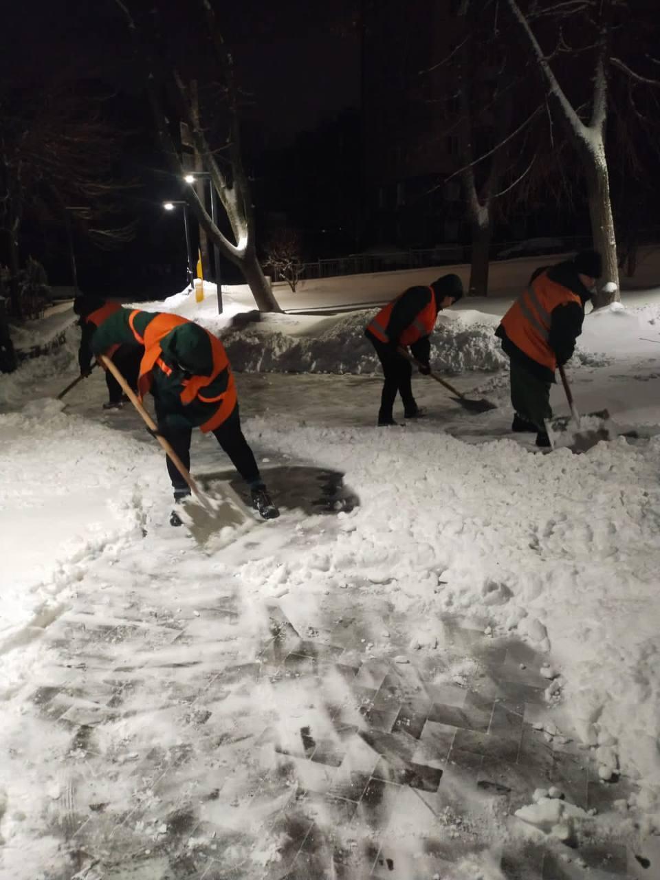 Роботи почали ще вночі: у КМДА показали, як у Києві борються із наслідками снігопаду. Фото та відео