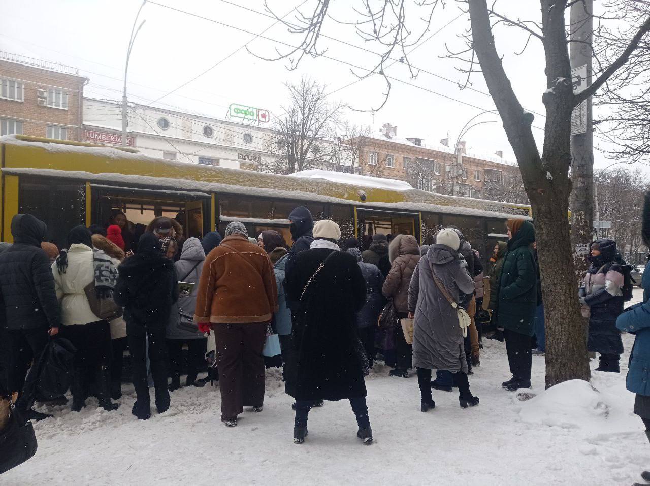 Снігопад зупинив Київ: зафіксовано близько 100 ДТП та багатокілометрові затори. Подробиці, фото та відео