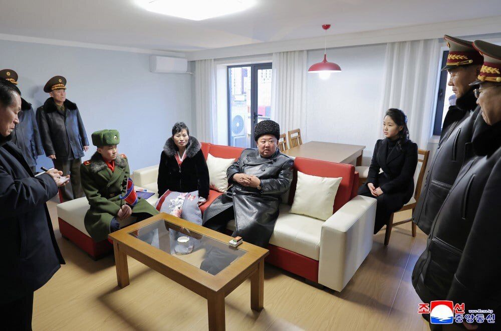 Кім Чен Ин роздав квартири родичам загиблих на війні проти України солдатів КНДР: росіяни позаздрили і заявили про "рабство"