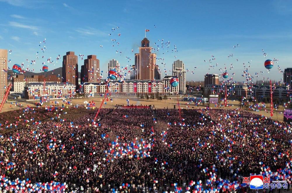 Кім Чен Ин роздав квартири родичам загиблих на війні проти України солдатів КНДР: росіяни позаздрили і заявили про "рабство"