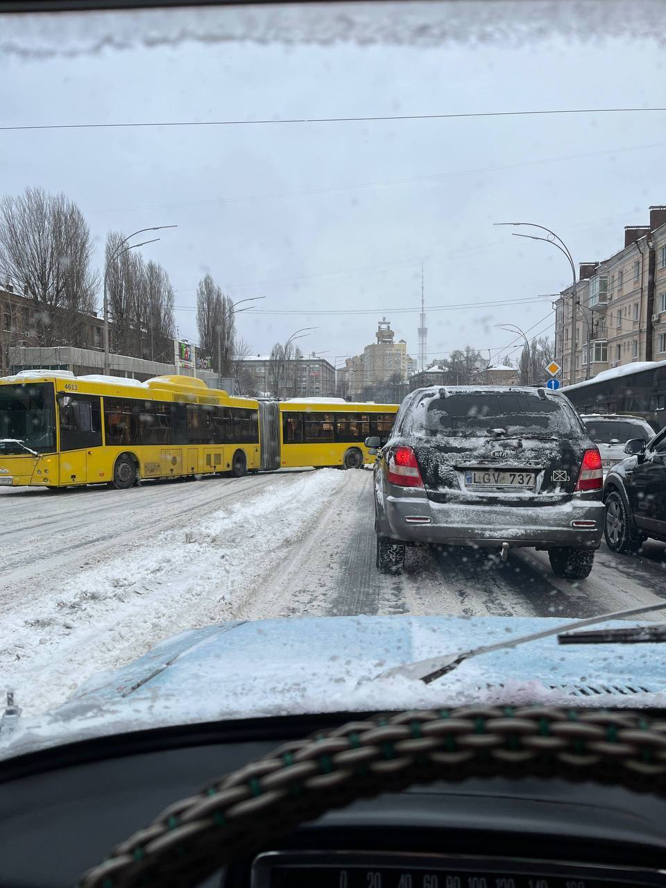 Снігопад зупинив Київ: зафіксовано близько 100 ДТП та багатокілометрові затори. Подробиці, фото та відео