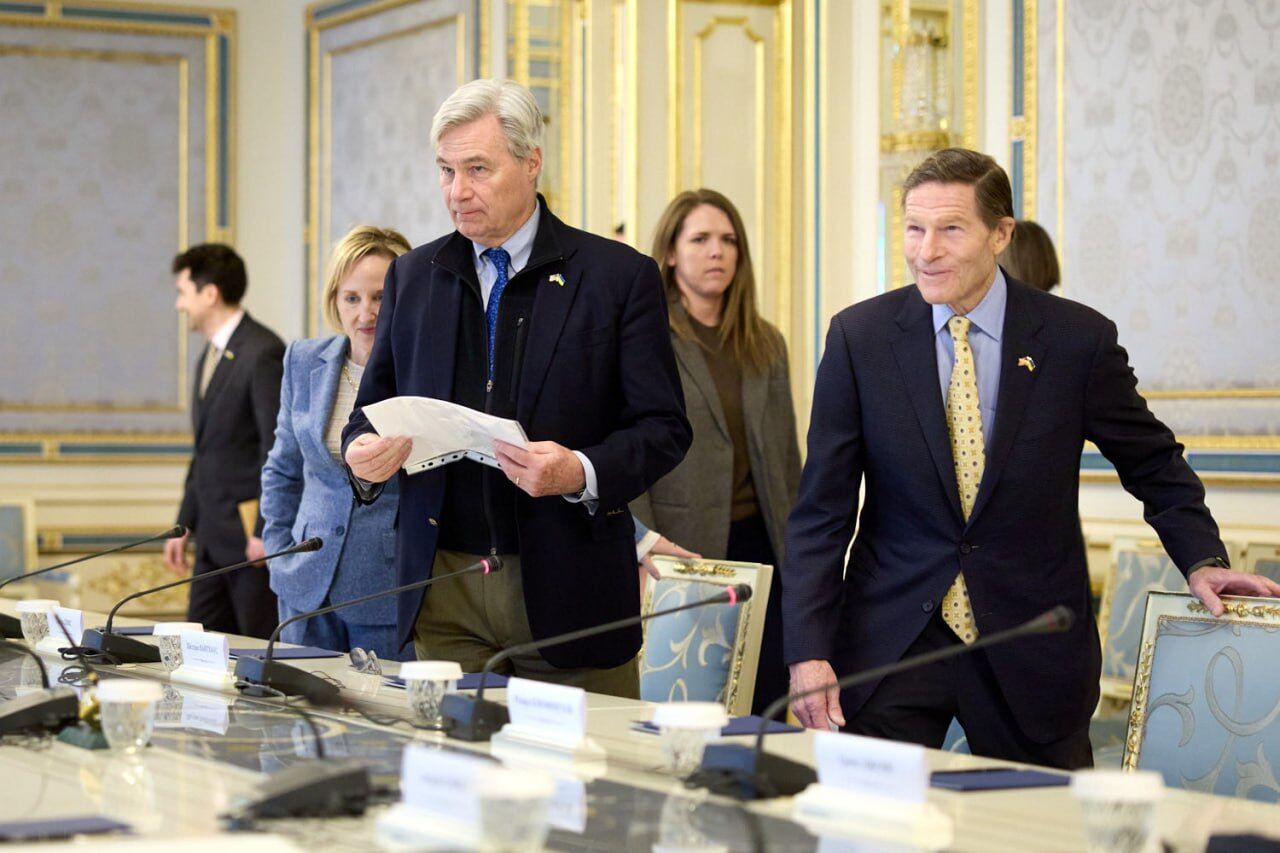 "Ми не бачимо інших інструментів впливу на Москву, окрім тиску": Зеленський зустрівся з американськими сенаторами. Відео