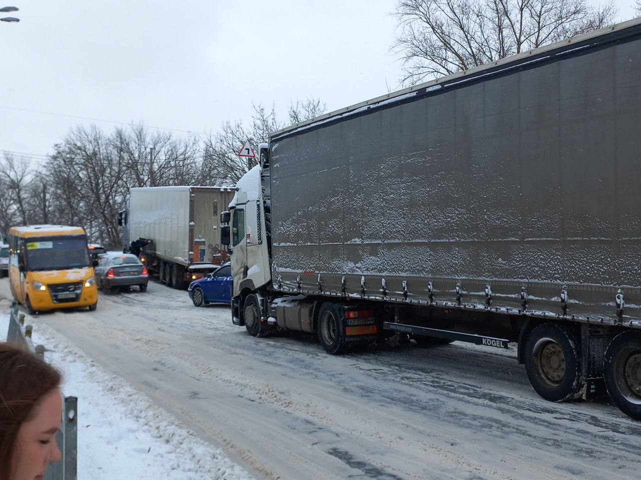 Снігопад зупинив Київ: зафіксовано близько 100 ДТП та багатокілометрові затори. Подробиці, фото та відео
