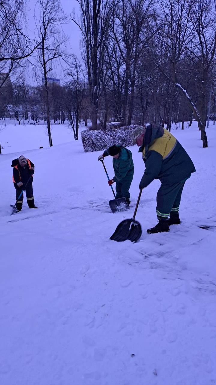 Роботи почали ще вночі: у КМДА показали, як у Києві борються із наслідками снігопаду. Фото та відео