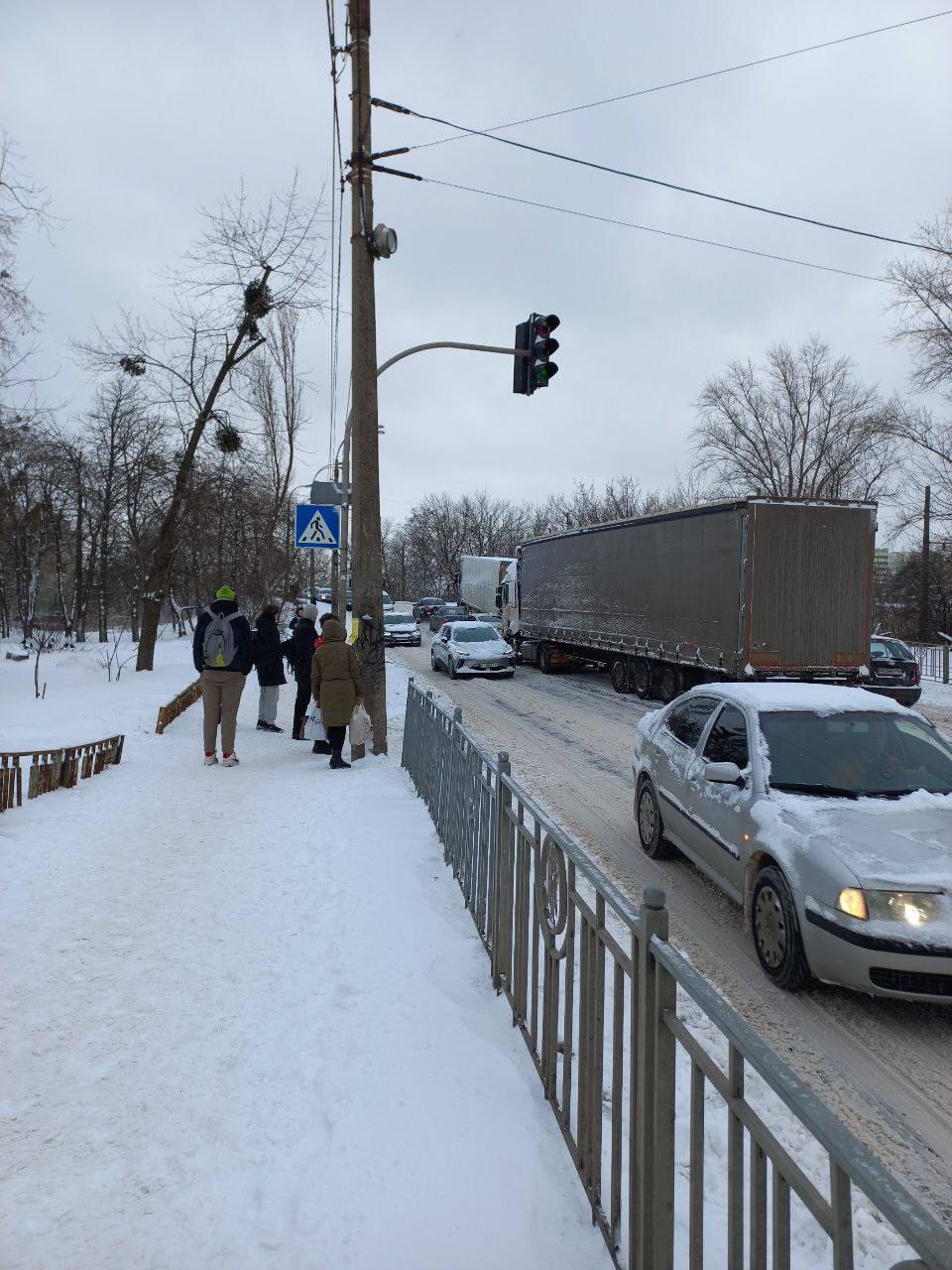 Снігопад зупинив Київ: зафіксовано близько 100 ДТП та багатокілометрові затори. Подробиці, фото та відео