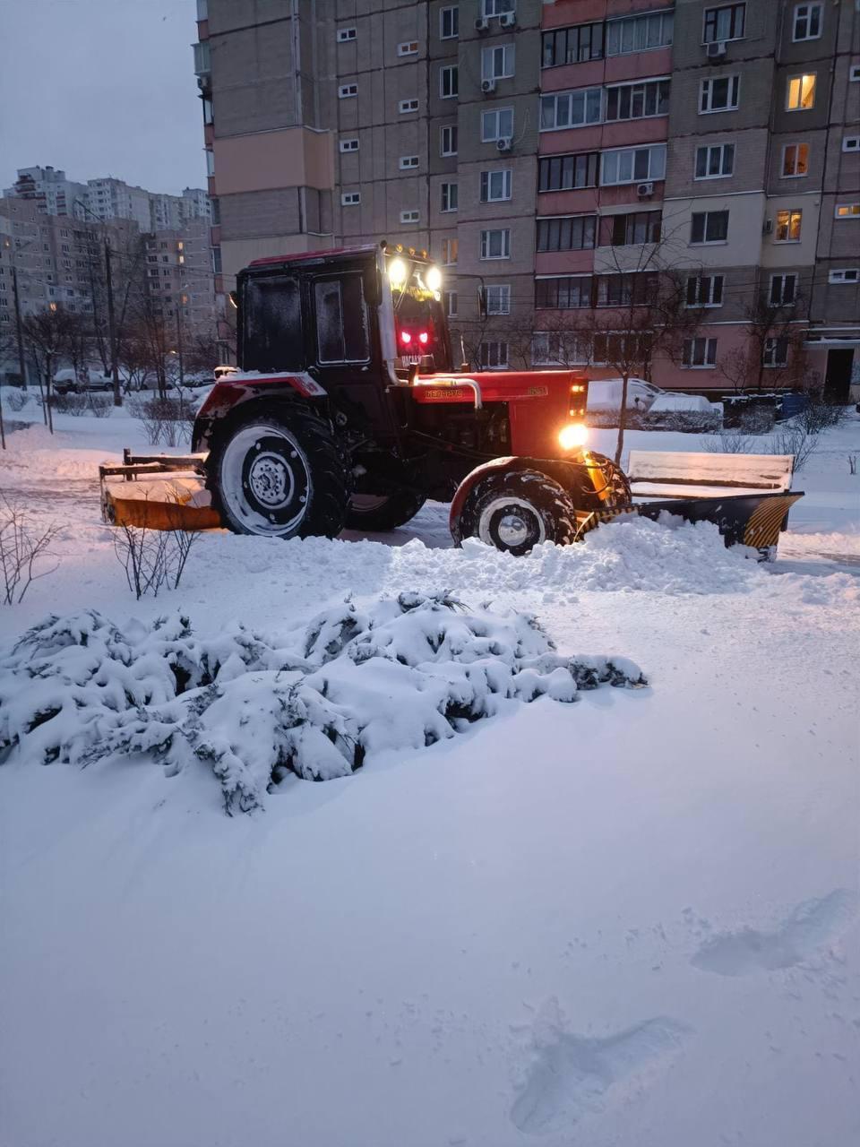 Роботи почали ще вночі: у КМДА показали, як у Києві борються із наслідками снігопаду. Фото та відео